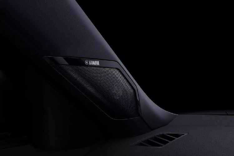 So với phiên bản concept, các dải đèn xếp dọc này có kích thước nhỏ hơn. Ở chính giữa đầu xe sẽ là lưới tản nhiệt hình thang cỡ lớn với mắt lưới hình tổ ong khác phiên bản concept. Phía bên hông, Mitsubishi XFC phiên bản thương mại được bổ sung gương chiếu hậu và tay nắm cửa thông thường. Trong khi đó, bộ vành hợp kim với thiết kế 5 chấu vẫn giống với xe concept.