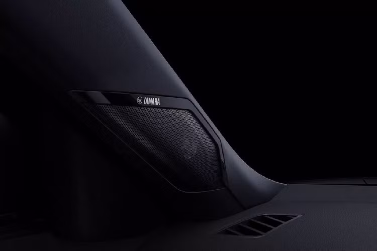 So với phiên bản concept, các dải đèn xếp dọc này có kích thước nhỏ hơn. Ở chính giữa đầu xe sẽ là lưới tản nhiệt hình thang cỡ lớn với mắt lưới hình tổ ong khác phiên bản concept. Phía bên hông, Mitsubishi XFC phiên bản thương mại được bổ sung gương chiếu hậu và tay nắm cửa thông thường. Trong khi đó, bộ vành hợp kim với thiết kế 5 chấu vẫn giống với xe concept.