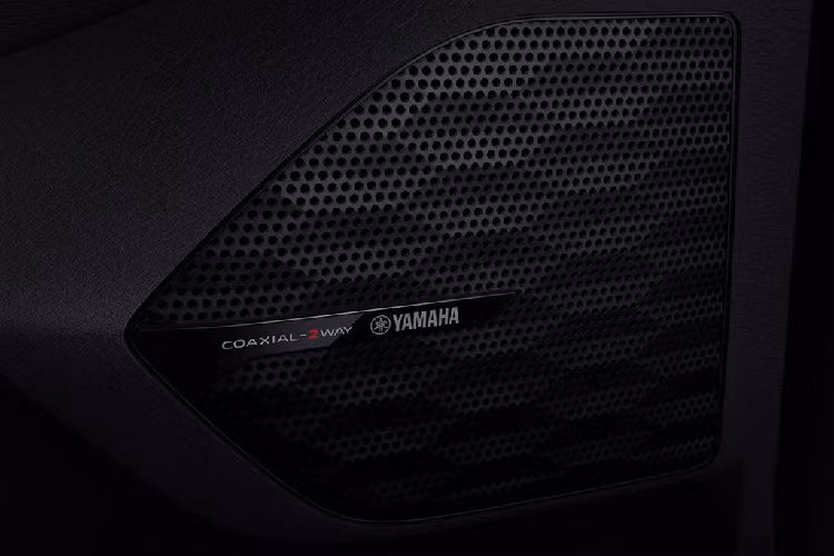 Qua những hình ảnh mà hãng Mitsubishi tung ra cùng hình ảnh xe chạy thử tại Việt Nam ta có thể phần nào hình dung ra được thiết kế của XFC bản thương mại. Theo đó, xe sẽ được trang bị cụm đèn pha 2 tầng, tạo thành hình chữ "T", tương tự xe concept. Trong đó, đèn LED định vị ban ngày hình chữ "L" được đặt phía trên, bên dưới là các dải đèn xếp theo chiều dọc.