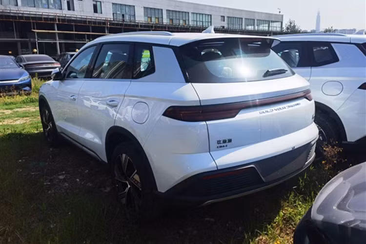 Nội thất của mẫu xe SUV cỡ C - BYD Song Pro 2023 dường như không có sự thay đổi nào, vẫn là phong cách thiết kế kiểu gia đình mà chúng ta đã quen thuộc, dự kiến sẽ có một số điều chỉnh về cấu hình.