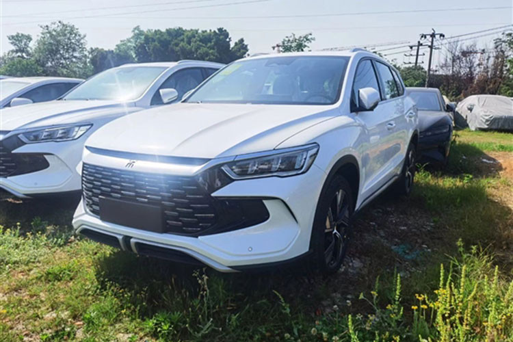 Về sức mạnh, chiếc xe mới vẫn sẽ được trang bị hệ thống BYD DM-i plug-in hybrid, bao gồm động cơ 1.5L và một mô-tơ, công suất tối đa của động cơ xăng là 108 mã lực, và công suất tối đa của động cơ điện là 108 mã lực. Hệ truyền động này mang đến công suất tổng cộng là 194 mã lực.