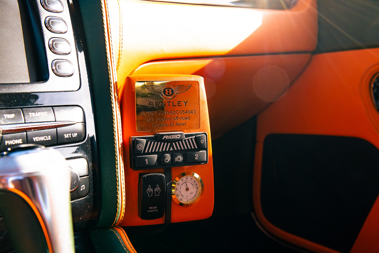 Logo Bentley được thêu ở phần lưng ghế và các hoạ tiết đệm được thiết kế kiểu kim cương có đục lỗ thoát khí.