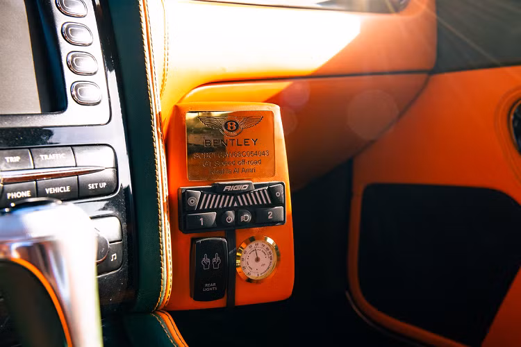 Logo Bentley được thêu ở phần lưng ghế và các hoạ tiết đệm được thiết kế kiểu kim cương có đục lỗ thoát khí.