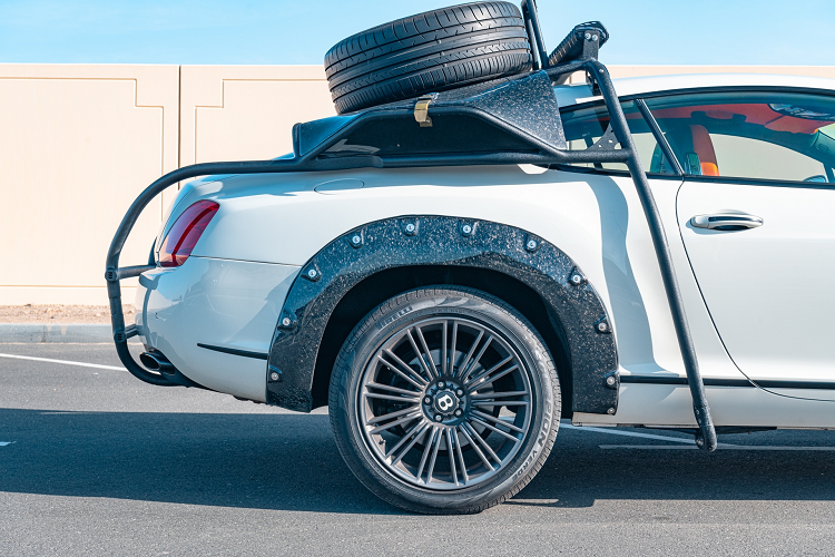 Bên cạnh đó phần đuôi xe nổi bật bộ khung chống lật cùng giá nóc có gắn đèn chiếu sáng. Bộ phận này không chỉ tăng tính thẩm mỹ theo phong cách địa hình mà còn giúp bảo vệ phần đuôi. Bánh dự phòng được đặt bên trên phần khung.