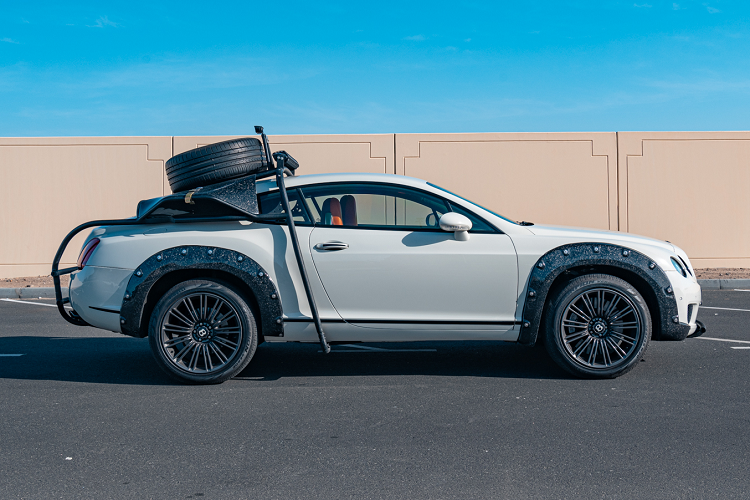 Hông xe nổi bật là bộ mâm 20 inch đa chấu của Bentley kết hợp bộ lốp địa hình Pirelli Scorpion Verde. Đặc biệt hệ thống treo khí nén được nâng cấp với đường kính tăng thêm 3 mm cho phép điều chỉnh khoảng sáng gầm xe.