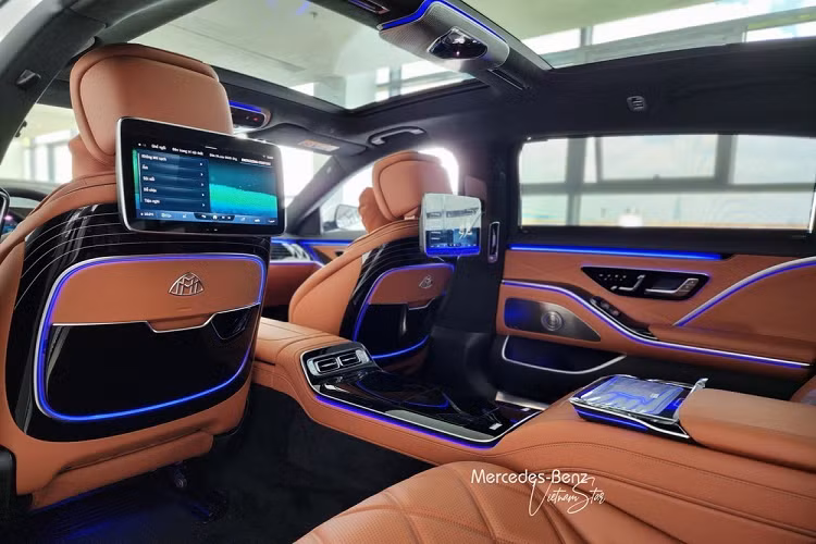 Hiện tại, Mercedes-Maybach S-Class thế hệ mới thuộc phiên bản S450 2023 có giá bán chính hãng lên đến 8,2 tỷ đồng, chưa bao gồm chi phí lăn bánh. Trước Cường Đô la, Minh Nhựa cũng đã chọn mua Mercedes-Maybach S450.