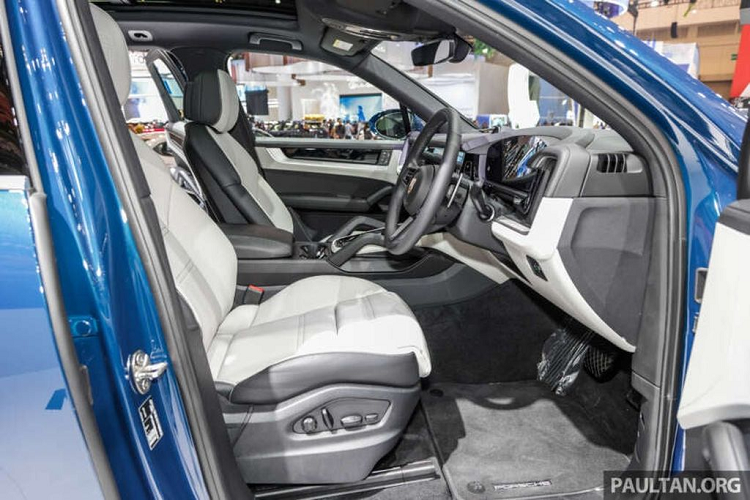 Bên cạnh việc tăng cường số hóa cabin, chiếc SUV còn có hệ thống giám sát chất lượng không khí sử dụng dữ liệu điều hướng dự đoán để phát hiện khi phương tiện đến gần đường hầm và sẽ tự động bật tuần hoàn không khí. Khả năng lọc bụi trong không khí tốt hơn cũng có sẵn, cùng với máy ion hóa tích hợp để cắt giảm vi trùng và chất ô nhiễm.