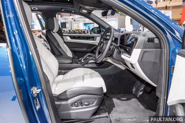 Bên cạnh việc tăng cường số hóa cabin, chiếc SUV còn có hệ thống giám sát chất lượng không khí sử dụng dữ liệu điều hướng dự đoán để phát hiện khi phương tiện đến gần đường hầm và sẽ tự động bật tuần hoàn không khí. Khả năng lọc bụi trong không khí tốt hơn cũng có sẵn, cùng với máy ion hóa tích hợp để cắt giảm vi trùng và chất ô nhiễm.