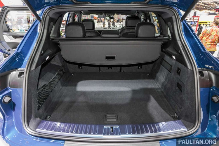 Đứng đầu bảng là Cayenne Turbo GT với động cơ tăng áp kép V8 4.0 lít thậm chí còn mạnh mẽ hơn, tạo ra thêm 19 mã lực cho công suất 659 mã lực, có khả năng tăng tốc 0-100 km/h trong 3,3 giây và tốc độ tối đa 305 km/h. Tất cả các biến thể đều đi kèm với hộp số tự động 8 cấp và hệ dẫn động tất cả các bánh. Mức giá xe Porsche Cayenne 2024 tại Indonesia hiện chưa được công bố.