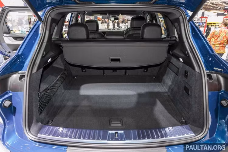 Đứng đầu bảng là Cayenne Turbo GT với động cơ tăng áp kép V8 4.0 lít thậm chí còn mạnh mẽ hơn, tạo ra thêm 19 mã lực cho công suất 659 mã lực, có khả năng tăng tốc 0-100 km/h trong 3,3 giây và tốc độ tối đa 305 km/h. Tất cả các biến thể đều đi kèm với hộp số tự động 8 cấp và hệ dẫn động tất cả các bánh. Mức giá xe Porsche Cayenne 2024 tại Indonesia hiện chưa được công bố.