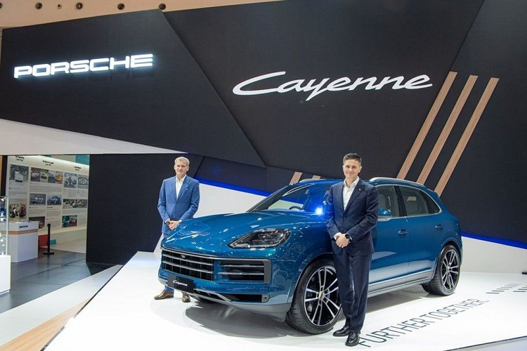 Đầu tiên là khu vực đầu xe, Porsche Cayenne 2024 có nắp ca-pô, cánh gió và đèn pha được thiết kế lại theo xu hướng thể thao hơn. Porsche Cayenne 2024 được trang bị đèn pha LED Matrix Design theo tiêu chuẩn. Cản trước và chắn bùn cũng được tinh chỉnh để khiến chiếc xe trông năng động hơn.
