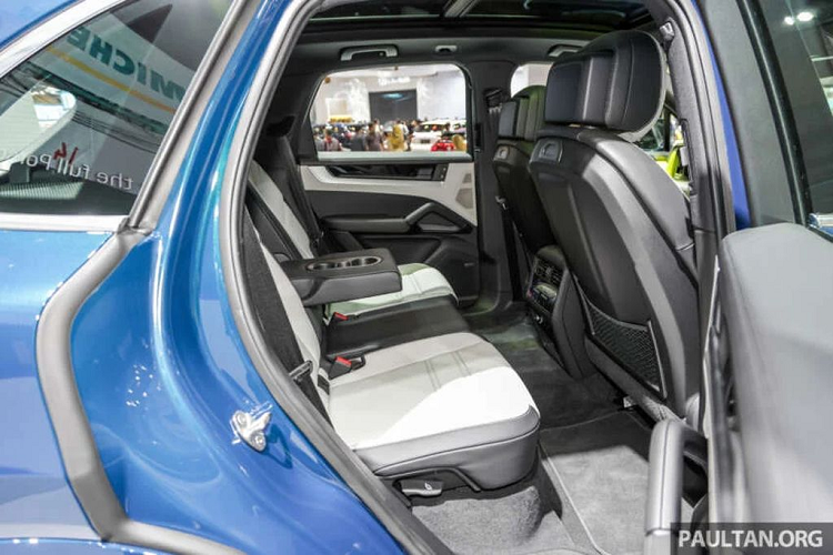 Trong khi đó Porsche Cayenne 2024 bản tiêu chuẩn được trang bị động cơ V6 tăng áp 3.0 lít sản sinh công suất 348 mã lực và mô-men xoắn 500Nm, cao hơn 13 mã lực và 50Nm so với bản cũ. Động cơ V6 này cũng được sử dụng trong biến thể plug-in hybrid có tên là Cayenne E-Hybrid, nâng công suất thêm 176 mã lực và cho tổng công suất hệ thống là 476 mã lực.