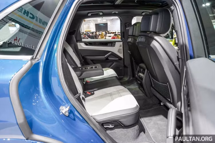 Trong khi đó Porsche Cayenne 2024 bản tiêu chuẩn được trang bị động cơ V6 tăng áp 3.0 lít sản sinh công suất 348 mã lực và mô-men xoắn 500Nm, cao hơn 13 mã lực và 50Nm so với bản cũ. Động cơ V6 này cũng được sử dụng trong biến thể plug-in hybrid có tên là Cayenne E-Hybrid, nâng công suất thêm 176 mã lực và cho tổng công suất hệ thống là 476 mã lực.