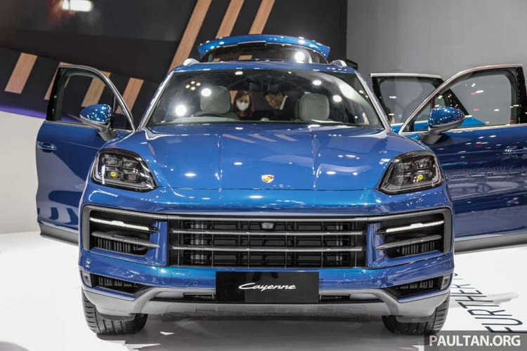 Nội thất của Porsche Cayenne 2024 được áp dụng các bố trí tương tự Taycan, với các nút chức năng quan trọng được đặt trên vô lăng hoặc gần vị trí lái. Cần số cũng được thay đổi vị trí, tạo thêm không gian ở bảng điều khiển trung tâm.