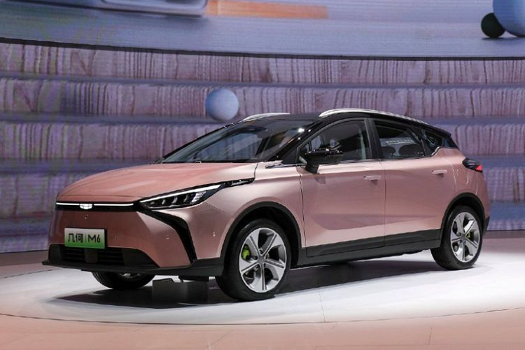 Geometry M6 có kích thước dài x rộng x cao lần lượt 4.432 x 1.833 x 1.560 mm, chiều dài cơ sở 2.700 mm, cạnh tranh ở nhóm crossover hạng C, trong đó có VinFast VF e34. Trang bị động cơ điện và pin của Geometry M6 tương tự G6 nhưng cho ra quãng đường di chuyển thấp hơn, lần lượt là 450 và 580 km với 2 tùy chọn pin 53 kWh và 70 kWh.