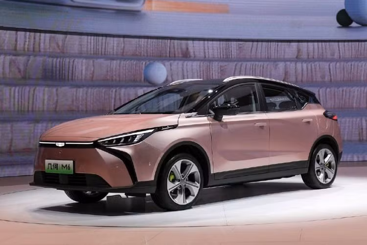 Geometry M6 có kích thước dài x rộng x cao lần lượt 4.432 x 1.833 x 1.560 mm, chiều dài cơ sở 2.700 mm, cạnh tranh ở nhóm crossover hạng C, trong đó có VinFast VF e34. Trang bị động cơ điện và pin của Geometry M6 tương tự G6 nhưng cho ra quãng đường di chuyển thấp hơn, lần lượt là 450 và 580 km với 2 tùy chọn pin 53 kWh và 70 kWh.