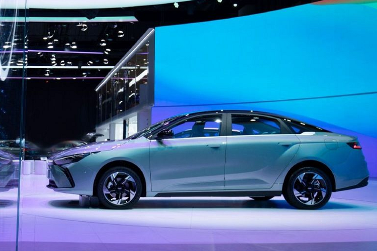 Geometry M6 và G6 mang thiết kế tối giản với mặt ca lăng kín đặc trưng của xe điện, kết hợp logo phát sáng đặt ở chính giữa và đèn pha dạng LED. Nội thất của cả Geometry M6 và G6 đều được áp dụng phong cách tối giản với màn hình đồng hồ LCD 10,2 inch, màn hình trung tâm dạng cảm ứng kích thước lớn đi kèm hệ điều hành Huawei HarmonyOS.