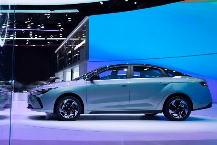 Geometry M6 và G6 mang thiết kế tối giản với mặt ca lăng kín đặc trưng của xe điện, kết hợp logo phát sáng đặt ở chính giữa và đèn pha dạng LED. Nội thất của cả Geometry M6 và G6 đều được áp dụng phong cách tối giản với màn hình đồng hồ LCD 10,2 inch, màn hình trung tâm dạng cảm ứng kích thước lớn đi kèm hệ điều hành Huawei HarmonyOS.