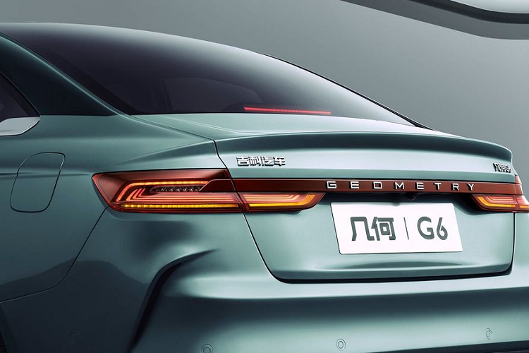 Ngoài ra, cả hai mẫu xe này còn có màn hình HUD, cần số dạng cần gạt đặt sau vô lăng, sạc không dây và cửa gió điều hòa ẩn. Tại Trung Quốc, mức giá xe Geometry M6 và G6 bán ra giống nhau, dao động từ 21.670 - 27.020 USD (khoảng 500 – 621 triệu đồng).