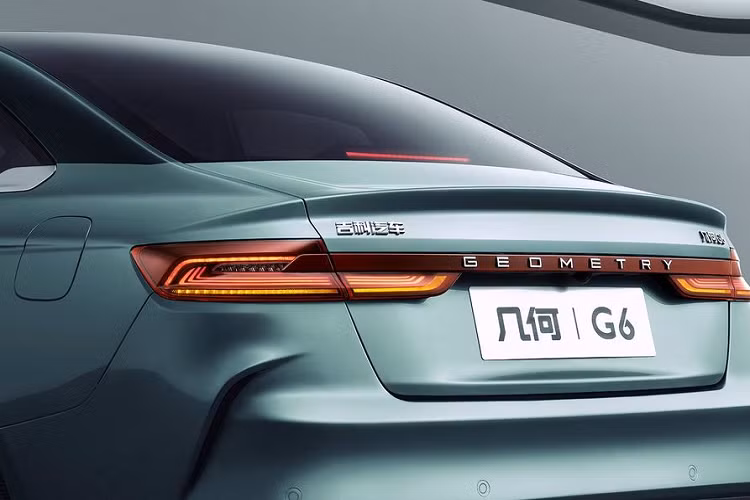 Ngoài ra, cả hai mẫu xe này còn có màn hình HUD, cần số dạng cần gạt đặt sau vô lăng, sạc không dây và cửa gió điều hòa ẩn. Tại Trung Quốc, mức giá xe Geometry M6 và G6 bán ra giống nhau, dao động từ 21.670 - 27.020 USD (khoảng 500 – 621 triệu đồng).