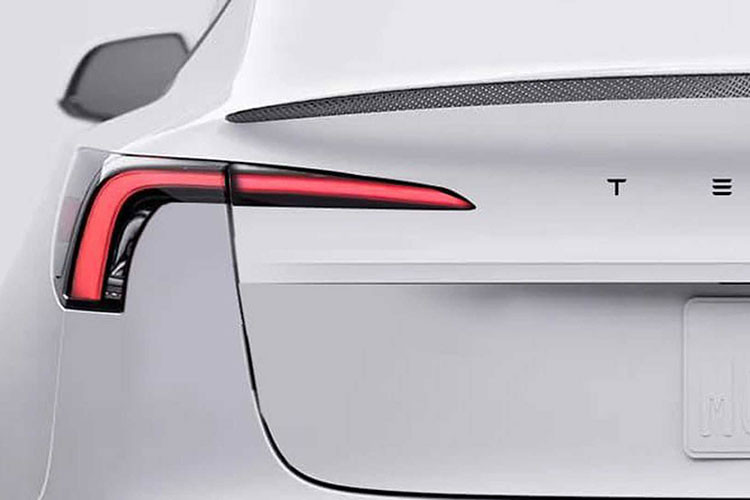 Tất nhiên, điều mà người ta quan tâm nhất bên trong Tesla Model 3 2024 chính là công nghệ. Không để người dùng thất vọng, hãng Tesla đã bổ sung màn hình cảm ứng trung tâm sáng hơn, nhạy hơn và có kích thước tăng nhẹ lên 15,4 inch cho mẫu ôtô điện này.