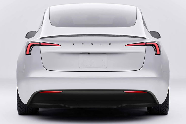 Chưa hết, mẫu xe sedan điện Tesla Model 3 2024 có thêm đèn hậu mới và cản sau tái thiết kế. Các loại vành la-zăng của mẫu ô tô điện này cũng đã được thay đổi cho phù hợp. Xe sẽ dùng mâm Photon 18 inch hoặc Nova 19 inch. Bên trong xe, Model 3 2024 được thổi làn gió mới cho những khu vực như mặt táp-lô, hệ thống đèn viền LED và ốp trang trí.