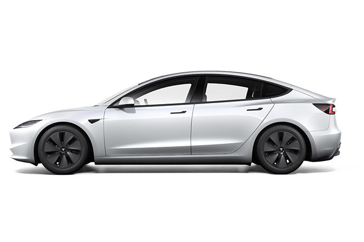 So với phiên bản cũ, Tesla Model 3 2024 chạy điện chỉ thay đổi nhẹ ở ngoại hình với thiết kế đầu xe mới, lấy cảm hứng từ đàn anh Tesla Roadster. Tại đây, xe được trang bị đèn pha thanh mảnh và mượt mà hơn, đi kèm dải đèn LED định vị ban ngày nổi bật hơn. Trong khi đó, đèn sương mù trên cản trước đã bị loại bỏ, chỉ còn lại hốc gió trung tâm.