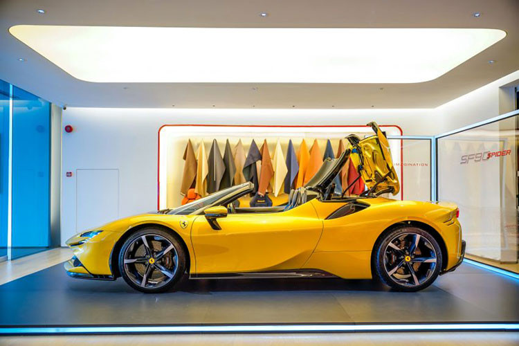 Cung cấp năng lượng cho 3 mô-tơ điện có tổng công suất 217 mã lực này là cụm pin lithium-ion 7,9 kWh. Kết hợp 3 mô-tơ điện với động cơ xăng V8, siêu xe hybrid Ferrari SF90 Stradale có tổng công suất tối đa gần 1.000 mã lực. Ferrari SF90 Stradale chính là siêu xe plug-in hybrid đầu tiên trong lịch sử của hãng Ferrari.