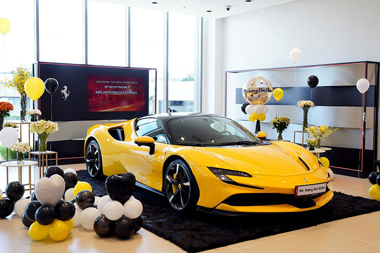 Sức mạnh của động cơ plug-in hybrid đã cho phép siêu phẩm Ferrari SF90 Stradale có thể tăng tốc từ vị trí xuất phát lên 100 km/h trong thời gian 2,5 giây, thêm 4,2 giây để tăng tốc lên 200 km/h trước khi đạt vận tốc tối đa 340 km/h. Ngoài ra, Ferrari SF90 Stradale có thể hoàn thành quãng đường 25 km chỉ bằng mô-tơ điện trên cầu trước.