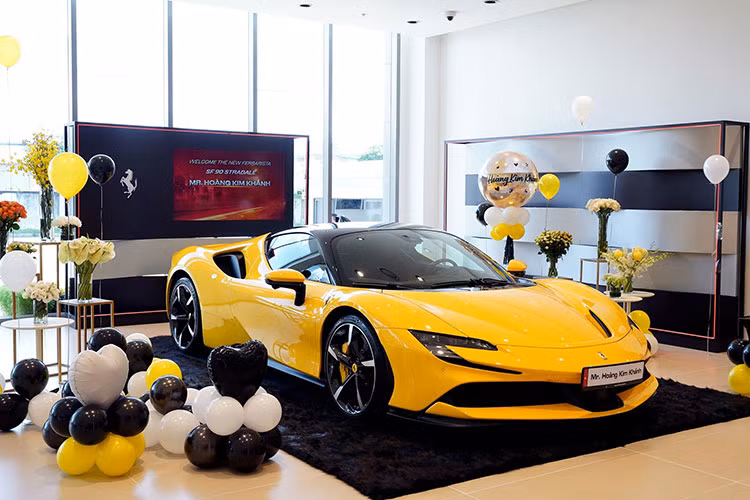 Sức mạnh của động cơ plug-in hybrid đã cho phép siêu phẩm Ferrari SF90 Stradale có thể tăng tốc từ vị trí xuất phát lên 100 km/h trong thời gian 2,5 giây, thêm 4,2 giây để tăng tốc lên 200 km/h trước khi đạt vận tốc tối đa 340 km/h. Ngoài ra, Ferrari SF90 Stradale có thể hoàn thành quãng đường 25 km chỉ bằng mô-tơ điện trên cầu trước.