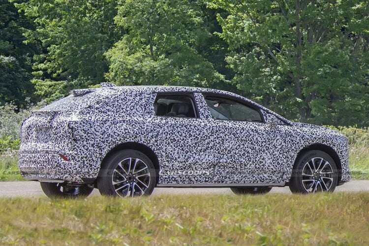 Chiếc xe này được thiết kế dựa trên nền tảng BEV3 và nó cũng được áp dụng trên mẫu Cadillac Lyriq và Chevrolet Blazer EV và Equinox EV. Nói về xe điện, hãng Cadillac cho biết rằng mẫu Celestiq được dự kiến sẽ được đưa vào sản xuất trễ trong năm nay và Lyriq sẽ được sản xuất tăng cường.