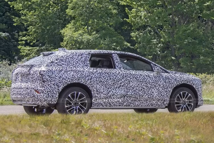 Chiếc xe này được thiết kế dựa trên nền tảng BEV3 và nó cũng được áp dụng trên mẫu Cadillac Lyriq và Chevrolet Blazer EV và Equinox EV. Nói về xe điện, hãng Cadillac cho biết rằng mẫu Celestiq được dự kiến sẽ được đưa vào sản xuất trễ trong năm nay và Lyriq sẽ được sản xuất tăng cường.