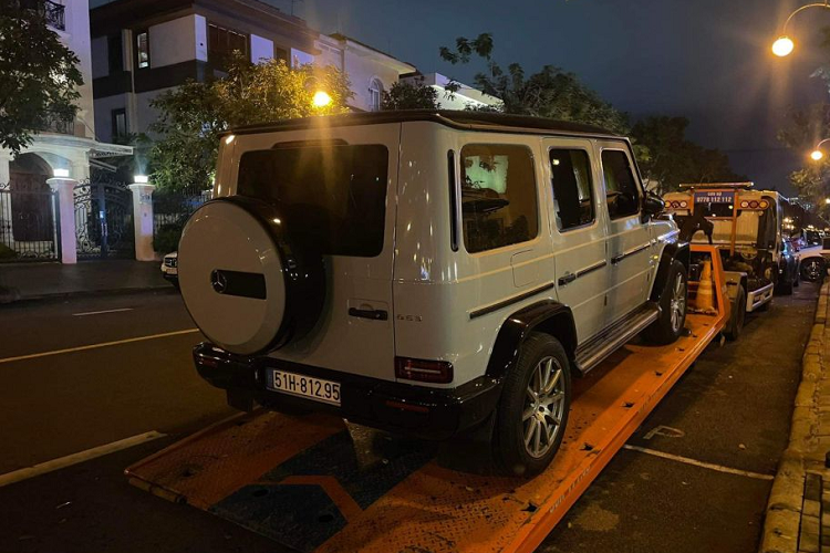Ngoài màu sơn đặc biệt, chiếc G63 này còn sở hữu gói trang bị AMG Night Package có giá khoảng 575 triệu đồng. Bên trong nội thất, xe sở hữu tông màu trắng chủ đạo với sự kết hợp giữa thiết kế cổ điển cứng cáp pha trộn với công nghệ của tương lai.