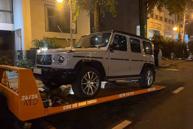 Chiếc SUV hạng sang Mercedes-AMG G63 nhập khẩu chính hãng này được đại gia Cường Đô La tậu hồi cuối năm 2020 với giá khoảng 10,95 tỷ đồng, chưa bao gồm các tùy chọn thêm cũng như chi phí lăn bánh. Hiện chiếc xe có số odo khoảng 21.000 km và các chi tiết trên xe từ trong ra ngoài đều “rất mới”.