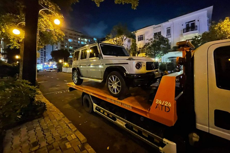 Ban đầu, ngoại thất chiếc Mercedes-AMG G63 có màu sơn xanh dương China Blue. nhưng mới đây,xe đã được “thay áo mới” thành màu xám xi măng. Phần nóc và nửa thân dưới của xe lại được sơn đen làm điểm nhấn. Chiếc Mercedes-AMG G63 này cũng được trang bị bộ mâm màu sáng, nổi bật hơn trước.