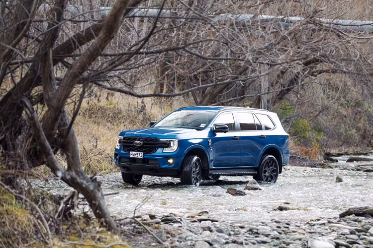 Trước khi lái ôtô vào vùng ngập nước, bạn nên biết khả năng lội nước của xe mình. Ví dụ, Ranger và Everest có thể lội nước sâu tới 800 mm với tốc độ ổn định 7 km/h. Ngoài ra, Ranger và Everest đã được nâng cao bộ vi sai, hộp số và ống thông khí của hộp số phụ nhằm ngăn nước lọt vào các bộ phận chính của xe.