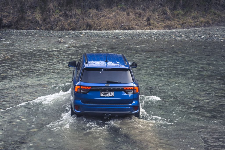 Lưu ý điều quan trọng khi di chuyển là duy trì tốc độ chậm ổn định, bởi đột ngột dừng lại hay chết máy ở chỗ nước sâu có thể khiến nước tràn vào xe gây hư hỏng.