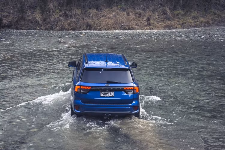 Lưu ý điều quan trọng khi di chuyển là duy trì tốc độ chậm ổn định, bởi đột ngột dừng lại hay chết máy ở chỗ nước sâu có thể khiến nước tràn vào xe gây hư hỏng.