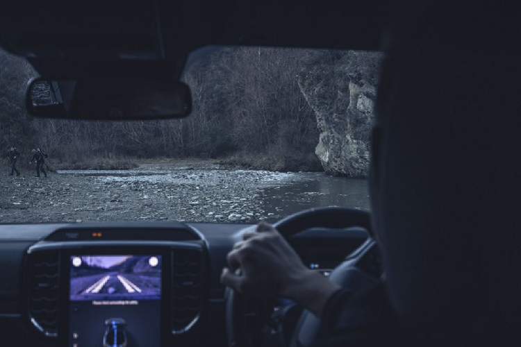 Bây giờ là lúc bạn sử dụng chế độ dẫn động hai cầu ở cấp số thấp và cài khóa vi sai cầu sau. Hãy đảm bảo rằng bạn có lực kéo tối đa.