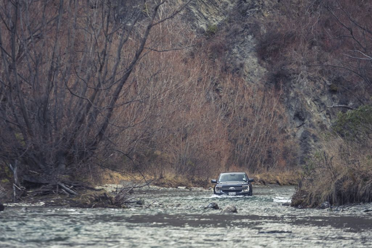 Trong khi chờ đợi động cơ xe nguội bớt, hãy dành thời gian chuẩn bị sẵn sàng các bộ dụng cụ hỗ trợ, cứu hộ. Lắp đầu cáp kéo vào phía trước Ranger hoặc Everest và để các cuộn cáp cứu hộ trên ghế hành khách trong tầm với của bạn khi cần.