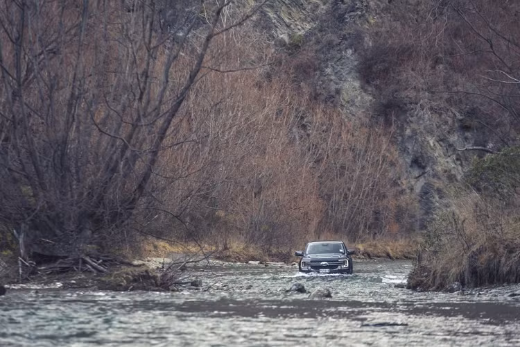 Trong khi chờ đợi động cơ xe nguội bớt, hãy dành thời gian chuẩn bị sẵn sàng các bộ dụng cụ hỗ trợ, cứu hộ. Lắp đầu cáp kéo vào phía trước Ranger hoặc Everest và để các cuộn cáp cứu hộ trên ghế hành khách trong tầm với của bạn khi cần.