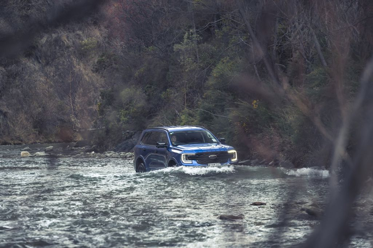 Dừng lại để quan sát dòng nước cũng giúp phương tiện của bạn hạ nhiệt trước khi lao xuống khu vực nước đóng băng. Hãy dành thời gian tìm kiếm lối ra khi băng qua bên kia sông/ suối.