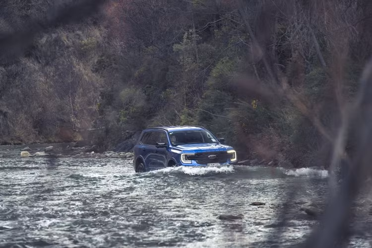 Dừng lại để quan sát dòng nước cũng giúp phương tiện của bạn hạ nhiệt trước khi lao xuống khu vực nước đóng băng. Hãy dành thời gian tìm kiếm lối ra khi băng qua bên kia sông/ suối.