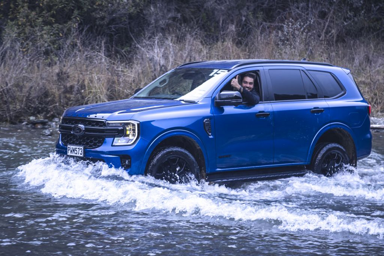 Nếu vùng nước an toàn để băng qua, hãy đi chậm (tương đương tốc độ đi bộ) để tránh tạo sóng quá lớn đập vào mui xe.