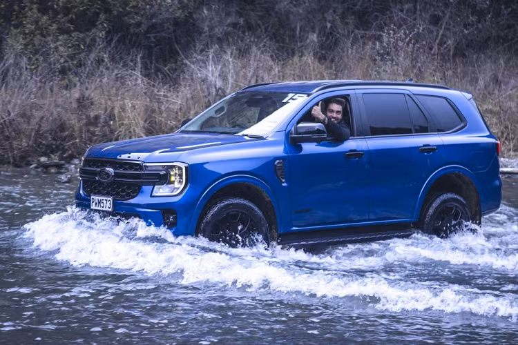 Nếu vùng nước an toàn để băng qua, hãy đi chậm (tương đương tốc độ đi bộ) để tránh tạo sóng quá lớn đập vào mui xe.