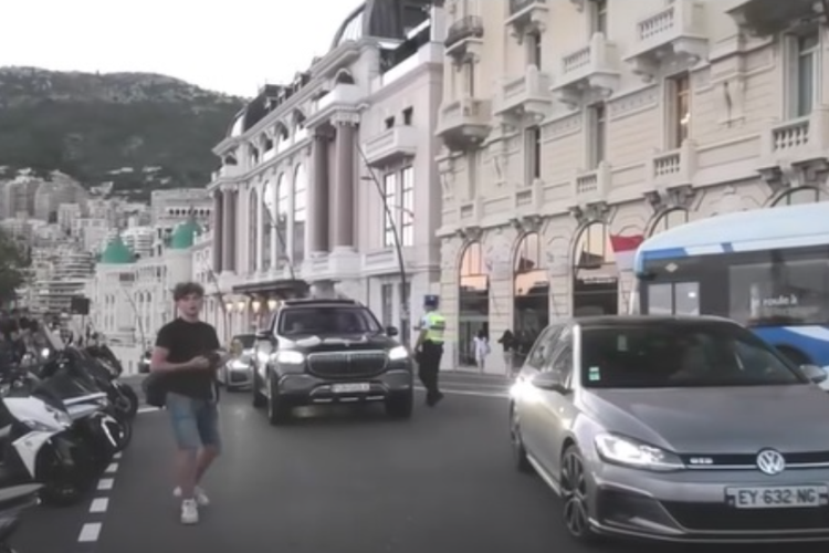 Nhiều tài xế đã sử dụng cách này để giải trí hoặc thu hút sự chú ý. Mới đây, một chiếc Mercedes-Maybach GLS 600 nhày van trên đường phố Monaco khiến nhiều người không khỏi thích thú.