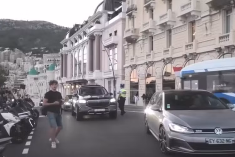 Nhiều tài xế đã sử dụng cách này để giải trí hoặc thu hút sự chú ý. Mới đây, một chiếc Mercedes-Maybach GLS 600 nhày van trên đường phố Monaco khiến nhiều người không khỏi thích thú.