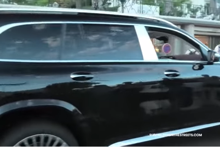 Xe cũng sử dụng bộ phát điện khởi động EQ Boost để gia tăng 21 mã lực và 249Nm cho xe, đủ để GLS 600 tăng tốc lên 96km/h chỉ trong 4,8 giây. Tại Việt Nam, giá xe Mercedes-Maybach GLS 600 siêu sang hiện khoảng hơn 11 tỷ đồng.