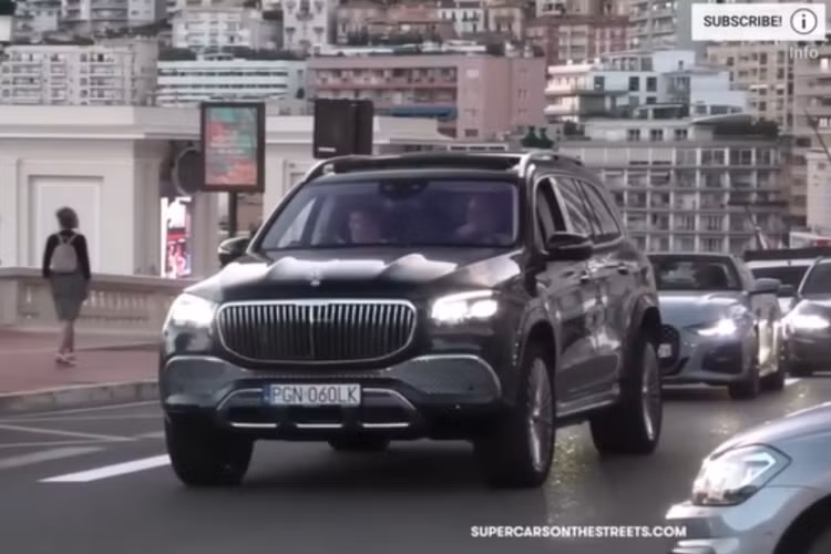 Xem Mercedes-Maybach GLS 600 sieu sang “nhay van” tren pho