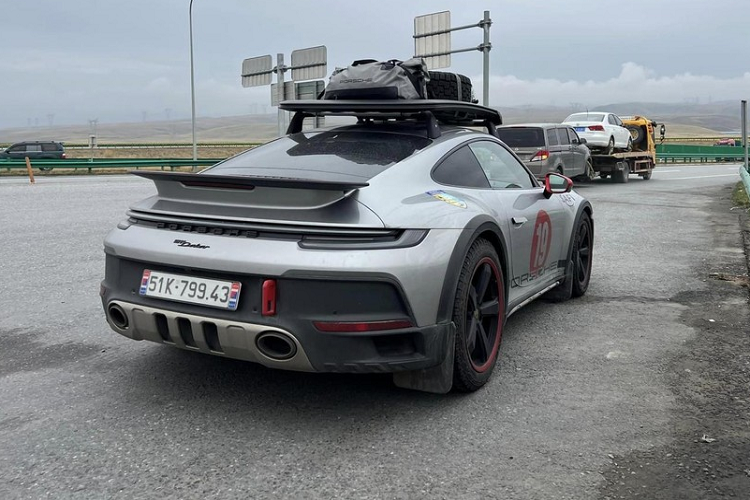 Hiện chiếc xe Porsche 911 Dakar 2023 này đang cùng chủ nhân chinh phục đoạn đường lên Cao nguyên Thanh Tạng, hay còn gọi là cao nguyên Tây Tạng là một vùng đất rộng lớn và cao nhất thế giới, với độ cao trung bình trên 4.500 mét so với mực nước biển, bao phủ phần lớn khu tự trị Tây Tạng và tỉnh Thanh Hải của Trung Quốc cũng như Ladakh tại Kashmir của Ấn Độ.